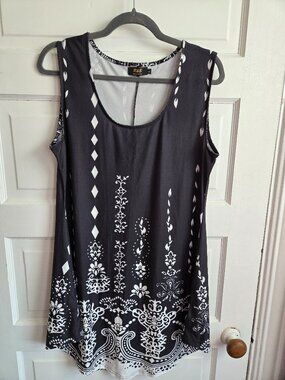 R&B Collection Black & White Boho Medallion Sleeveless Tunic Top - Size L